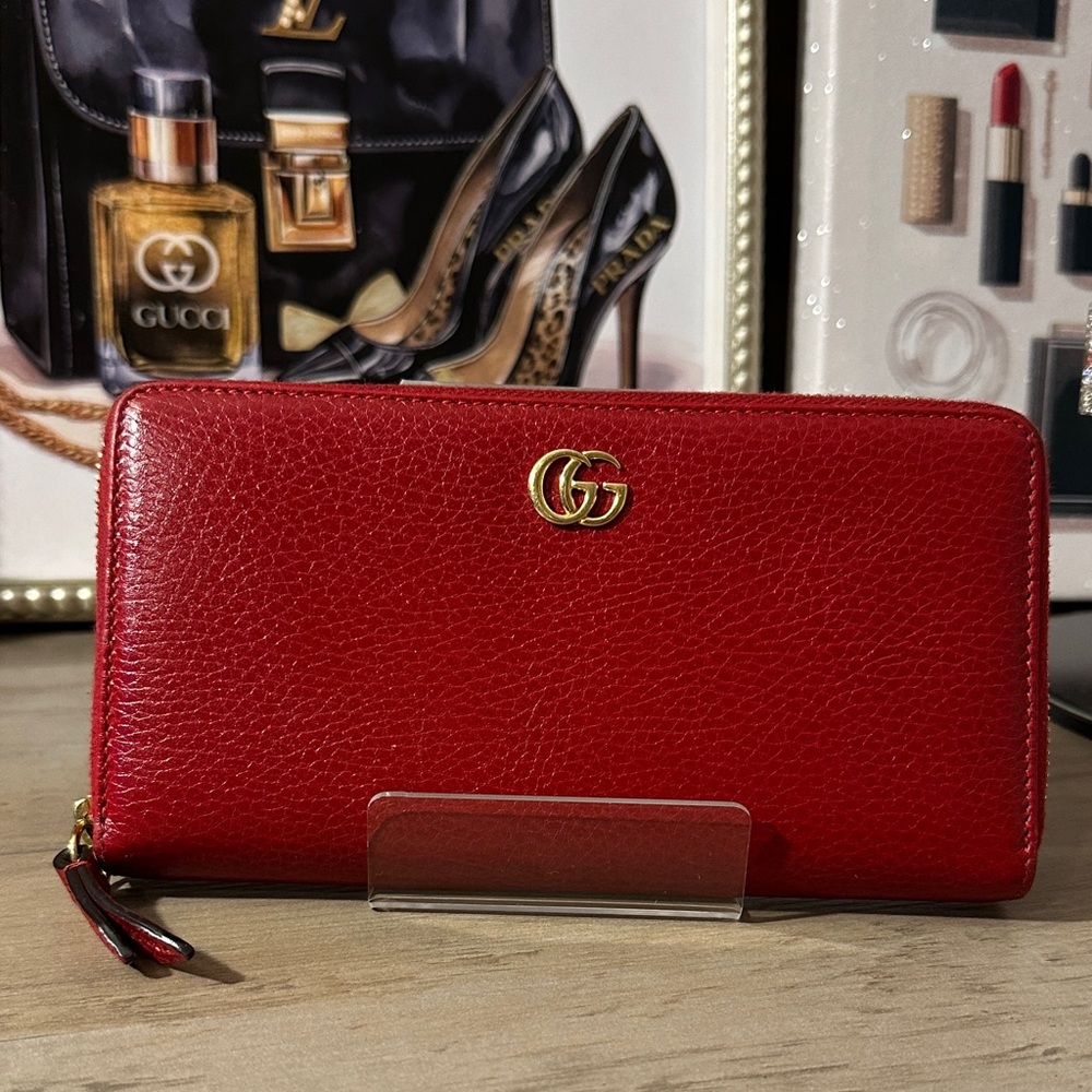 Gucci GG Marmont Zip-Around Wallet in Red Pebbled leather
